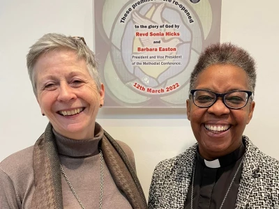 barbara and sonia with plaque cropped