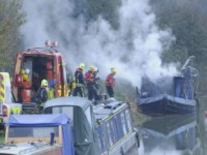 canal boat fire-jpg-pwrt2