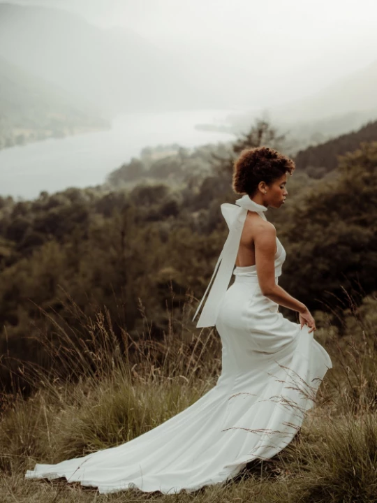 Dramatic train highlands wedding P
