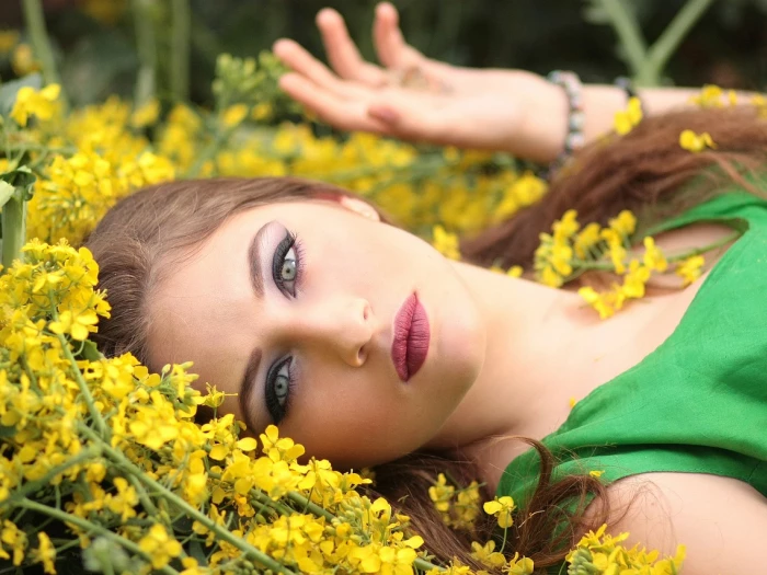 girl flowers model