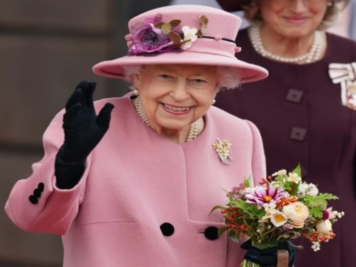 her majesty the queen official photograph 570x310 1