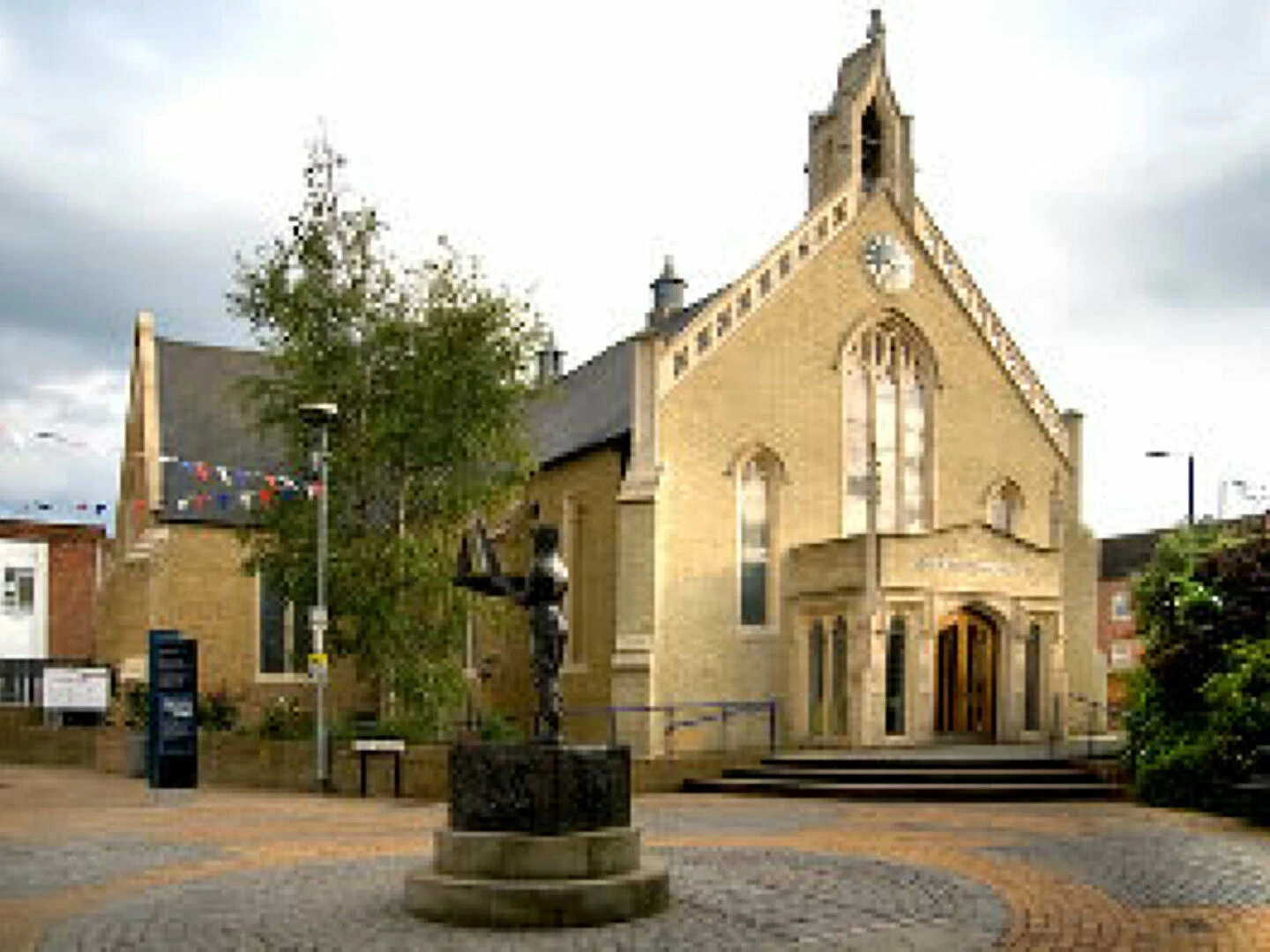 high street maidenhead methodist church seen from outside