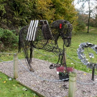 image3919 commemorative war horse   poppy wreath  tattenhall