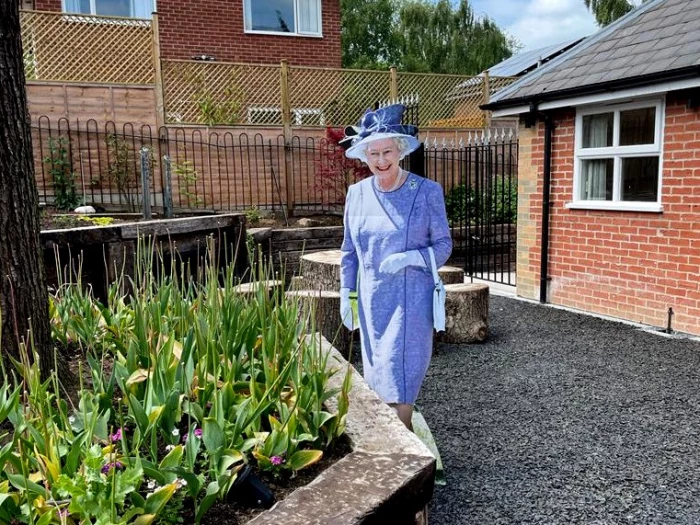 the queen   the garden