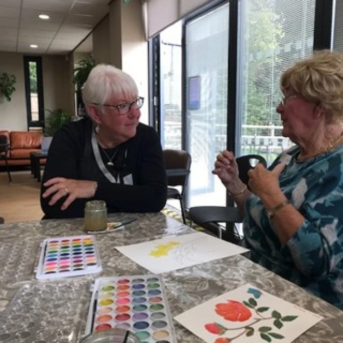 volunteer supporting art class