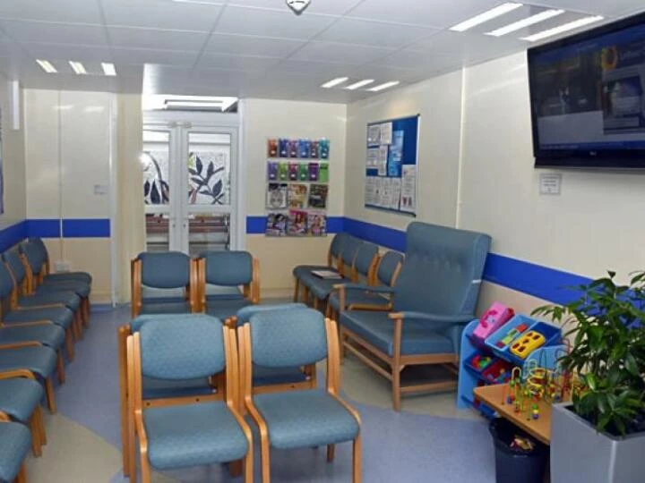 waitingroom1m190065