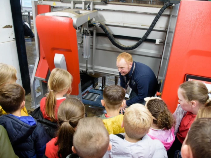 wrenburypupilsroboticmilkingparlourwithedparrishfarmmanager1030x688